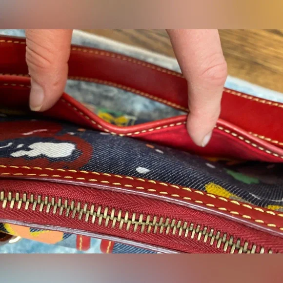 Vintage Dooney & Bourke RARE Red Paint-splash Small Banana Baguette Bag NWOT - Picture 10 of 16